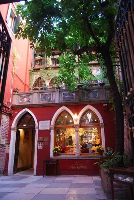 Venice Courtyard Shop | The Borrowed Abode
