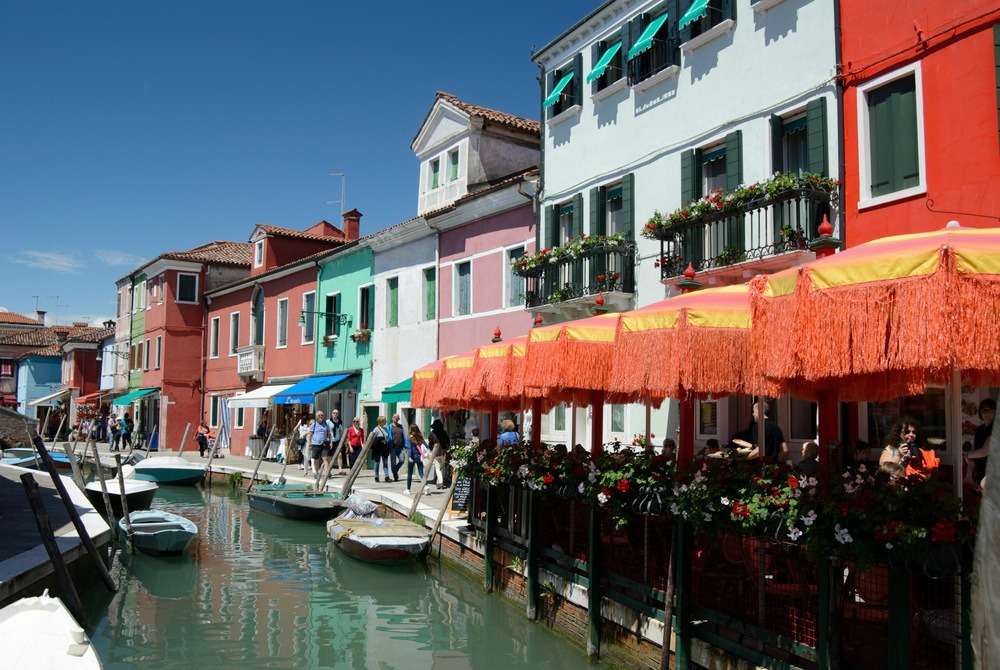 italy-burano-canal-restaurants