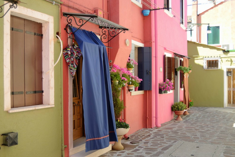 italy-burano-pink-orange-green-houses