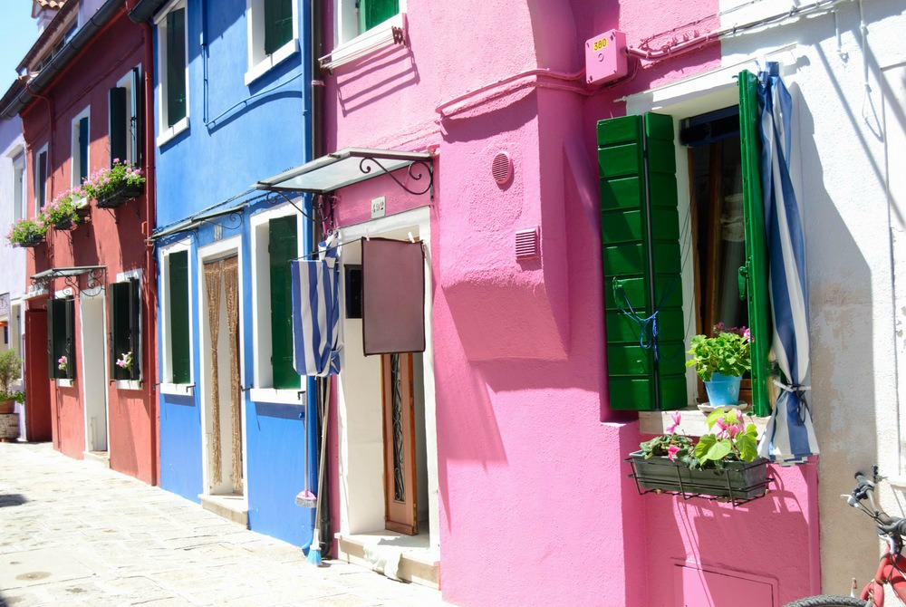 italy-burano-rainbow-houses-bright