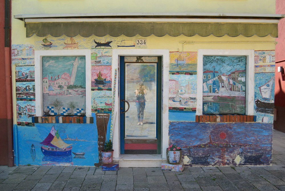 italy-burano-storefront-mural