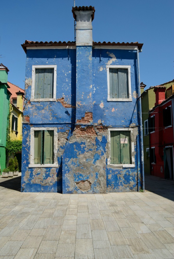 italy-burano-vendesi-blue-crumbling-house